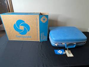 lot 311 image: Vintage Samsonite Ladies Silhouette Suitcase in Columbine Blue with Original Box