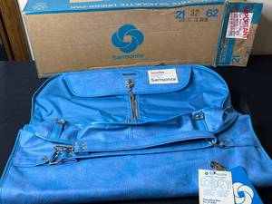 lot 312 image: Vintage Samsonite Dress-Pak in Columbine Blue - Model No. 213262