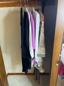 lot 335 image: Collection of Liz Baker Plus Size Womens Tops - 1X (Mixed Colors)