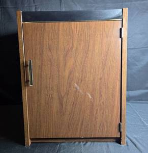 lot 208 image: Mid Century Modern Storage Cabinet with One Door - 27 x 21.5