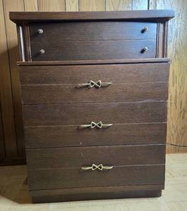 lot 220 image: Vintage Wooden Chest of Drawers - 4 Drawer Chest with 1 Top Drawer