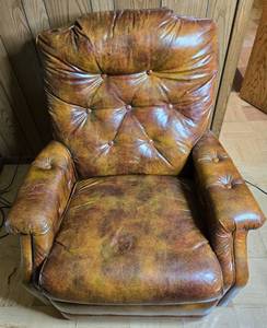lot 222 image: Vintage Recliner Chair with Button-Tufted Upholstery