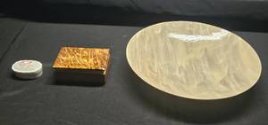 lot 249 image: Collection of Vintage Decorative Items - Decorative Plate, Box, and Trinket Dish