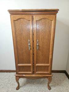 lot 73 image: Vintage Oak Jewelry Armoire with Mirror and Red Velvet Interior