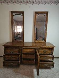 lot 80 image: Vintage Oak 9-Drawer Dresser with Mirrors