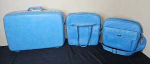 lot 84 image: Set of 3 Vintage Blue Samsonite Luggage and Bags