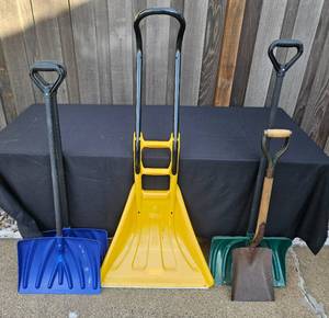 lot 183 image: Set of 4 Snow Shovels Including 1 Ergonomic Shovel