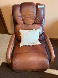 lot 97 image: Vintage Brown Recliner Chair with Decorative Pillow