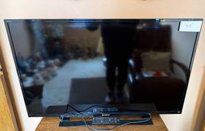 lot 99 image: Sony 40 LCD TV Model KDL-40R450A with Remote Control