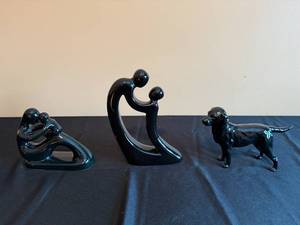 lot 118 image: Collection of 3 VTG Black Ceramic Figurines Loving Couple and Black Dog