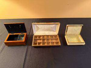 lot 128 image: Collection of 3 Vintage Decorative Boxes