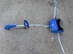 lot 3 image: Electric Snow Shovel 13-inch, 10 Amp - Model 323E