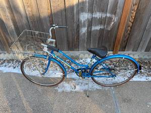 lot 15 image: Schwinn Collegiate Blue Cruiser Bike with Front Basket