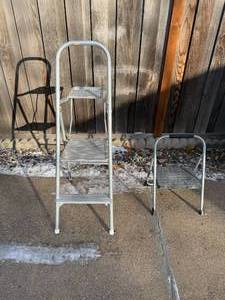 lot 187 image: Cosco Folding Step Ladder with Non-Slip Step Stool