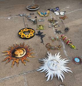 lot 189 image: Assorted Metal WallPlant Art Decor - Butterflies, Sunflowers, and More