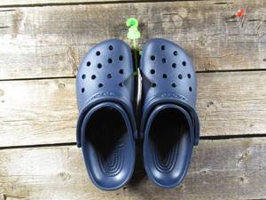 lot 80 image: Pair of Crocs Size 7 Mens Size 9 Womens-Navy