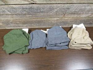 lot 170 image: Lot of 15 Mens & Womens Beaniesa