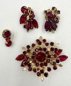 lot 115 image: Vintage Jewelry - Ruby Theme Set - Brooch, Earrings - Qty 4