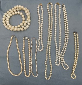 lot 128 image: Vintage POP Beads and PEARLS - White NECKLACES Qty 9