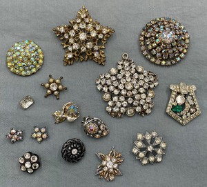 lot 127 image: Rhinestone Jewelry - Vintage Brooches and Buttons