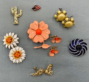 lot 130 image: Vintage Jewelry - 3 Pairs of Earrings, 3 Brooches & 3 Pc Ensemble 