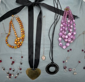 lot 131 image: Vintage Jewelry - 50s to 90s - 7 Necklaces