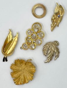 lot 155 image: Golden Lot of Vintage Jewelry including 5 Brooches, Hair Clip and Herringbone Necklace