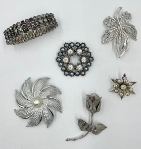 lot 156 image: Vintage Jewelry including Rhinestone Bracelet and 5 Brooches