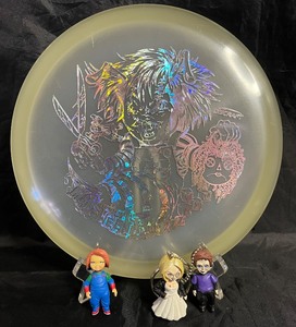 lot 299 image: Discraft Glo Buzzz Chucky Halloween Limited Edition Disc with Chucky and Friends Character Keychains