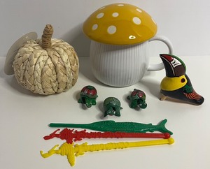 lot 293 image: Variety of Tropical Collectables - 9 pcs