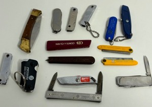 lot 78 image: Lot of Pocket Knives and Advertising Box cutter and Razor Blades - Qty 15