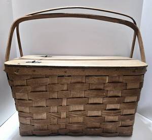 lot 221 image: Vintage 1970s BASKETVILLE Woven Picnic Basket