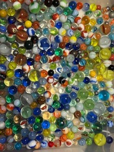 lot 95 image: Large Lot of Vintage Cateye Cat Eye MARBLES Including Bennington, Swirls, Steelies & More