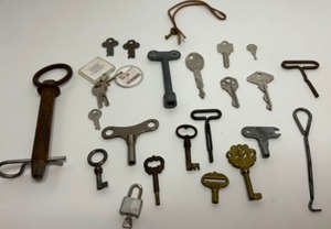 lot 304 image: Vintage & Antique Lot of KEYS Including Skeleton, Clock, Ornate Keys & More