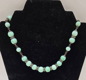 lot 265 image: Vintage Chinese Green Marble Peking Glass & Silver Necklace