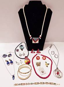 lot 266 image: Group of Vintage Costume Fashion Jewelry including MONET
