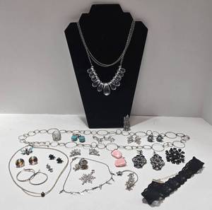 lot 282 image: Various Costume Fashion & Vintage Jewelry Lot including WARNER