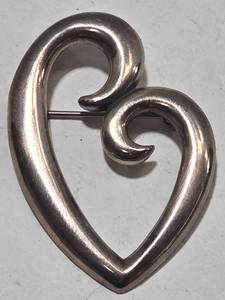 lot 276 image: Vintage Sterling Silver JAMES AVERY Mothers Love Heart Pin