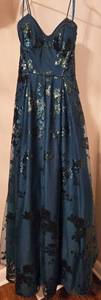 lot 278 image: MAX STUDIO Spaghetti Strap Sweetheart Neck Formal Dress