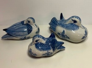 lot 361 image: Vintage MAITLAND-SMITH Blue & White Ceramic Bird Home Decor Small