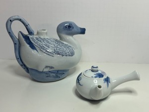 lot 362 image: Vintage Asian Blue & White Ceramic Lucky Duck shaped Sake Decanter & Small Orchid Flower Teapot - Qty 2