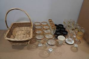 lot 14 image: Assorted Glassware