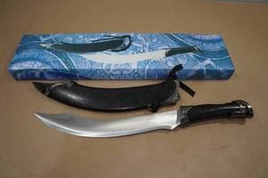 lot 17 image: 17 Survival Kukri Iraqi Army Knife Replica