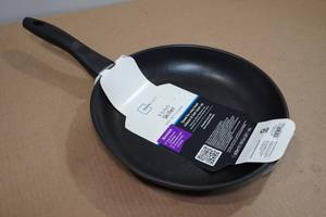 lot 25 image: Mainstays 9.5 Skillet