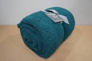 lot 51 image: Oversized Cozie Knit 50x71 Throw Blanket