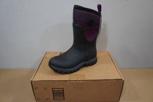 lot 106 image: Muck Boot Womens Winter Boots -Size 5