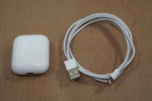 lot 112 image: Apple Airpod Earbuds