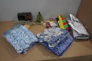lot 125 image: Assorted Christmas Dcor