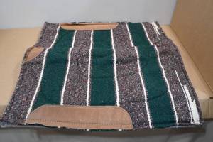lot 126 image: Hilason Padded Horse Saddle Blanket 30x30