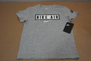 lot 238 image: Nike Air T-Shirt -Kids Size 7
